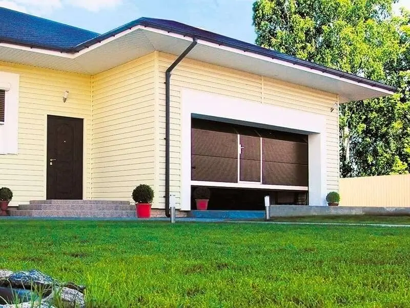 Подъемные гаражные ворота с калиткой Подъемные гаражные ворота с калиткой