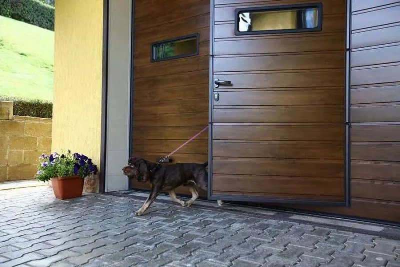 Калитка в гаражных секционных воротах Калитка в гаражных секционных воротах